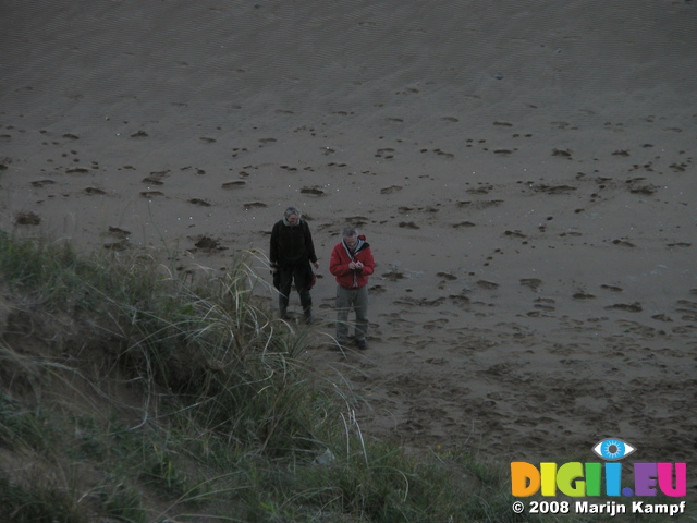 JT00111 Herma and Bram at bottom of dunes